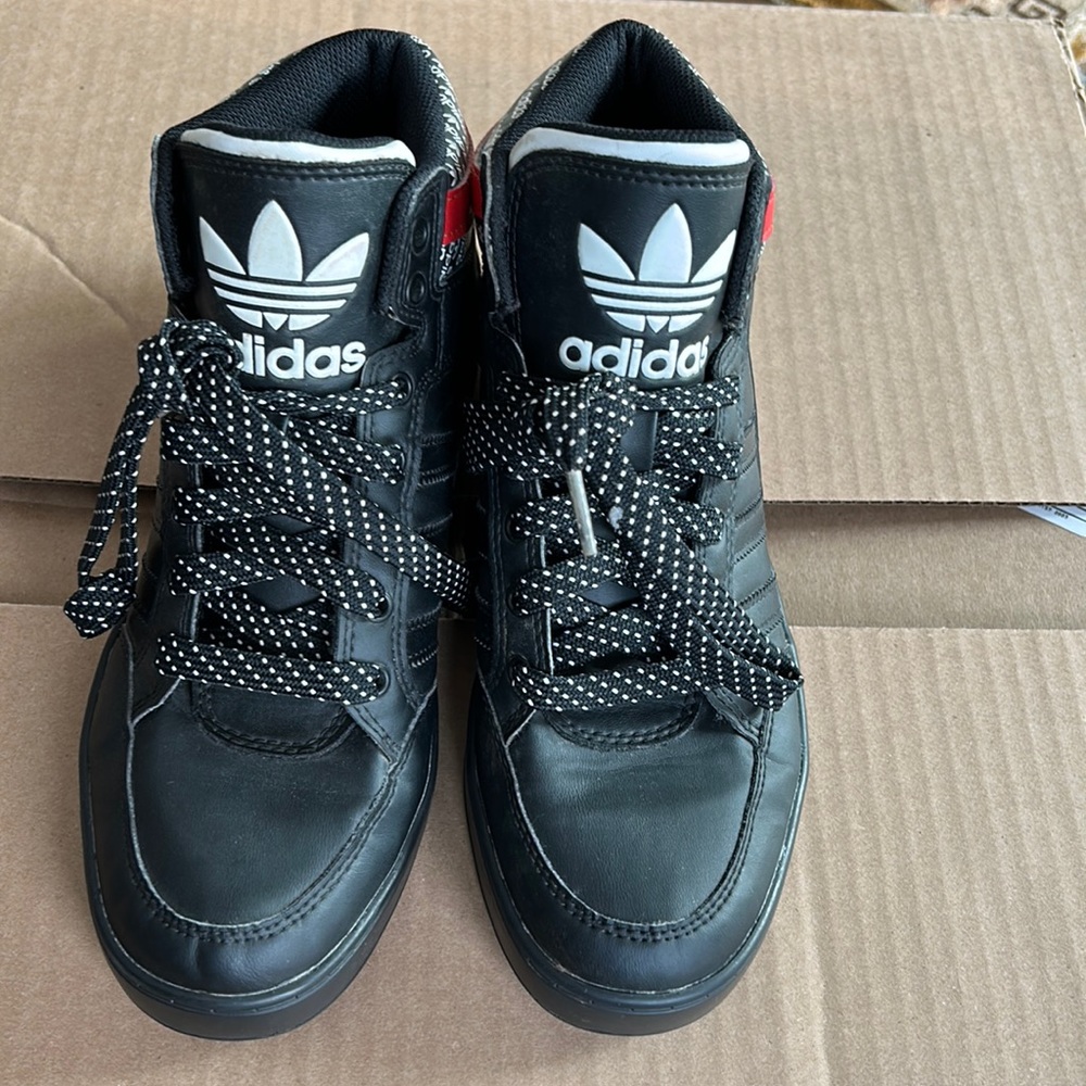 Adidas high top sneakers in great condition